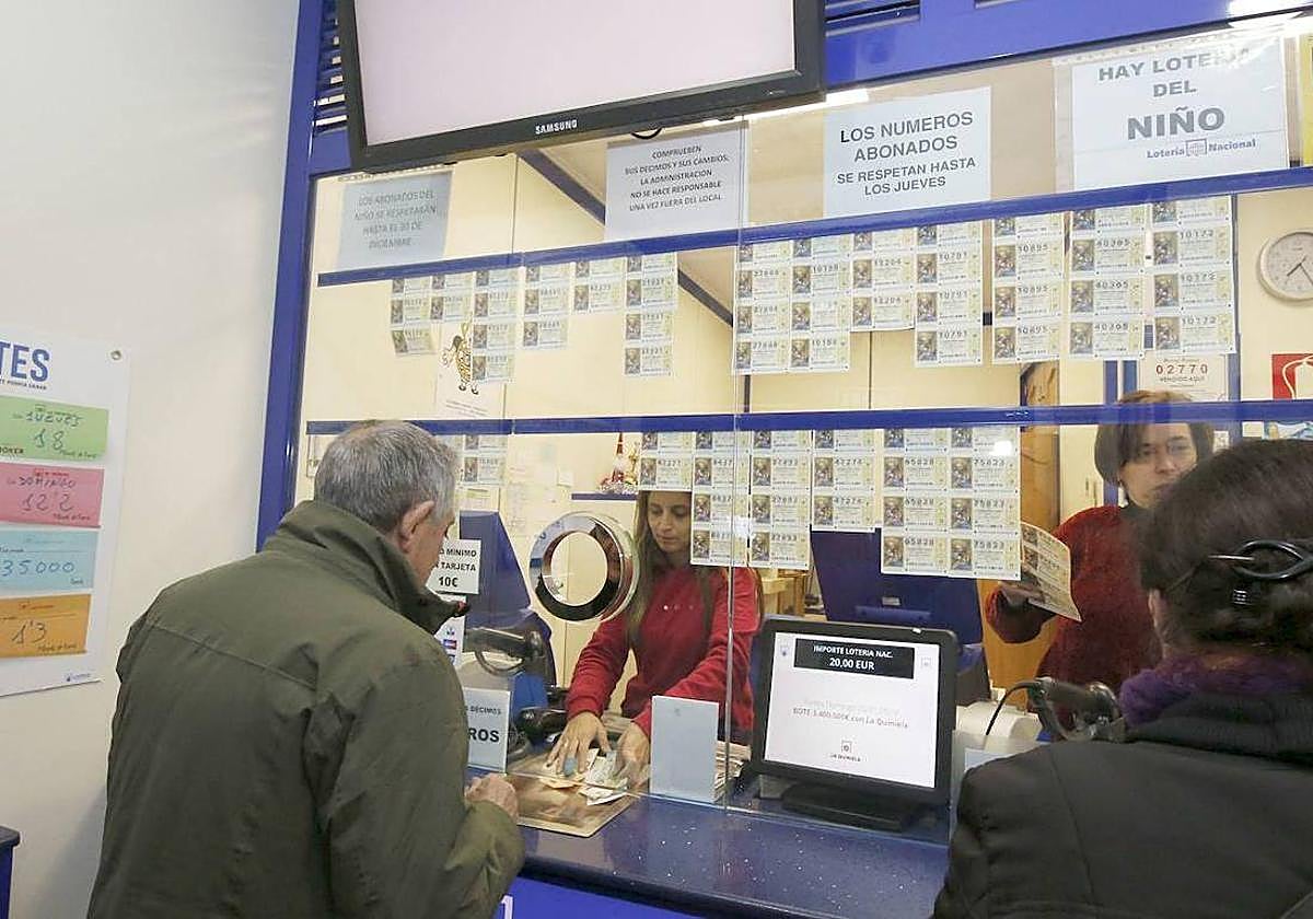 Compra de décimos de la Lotería del Niño en una administración