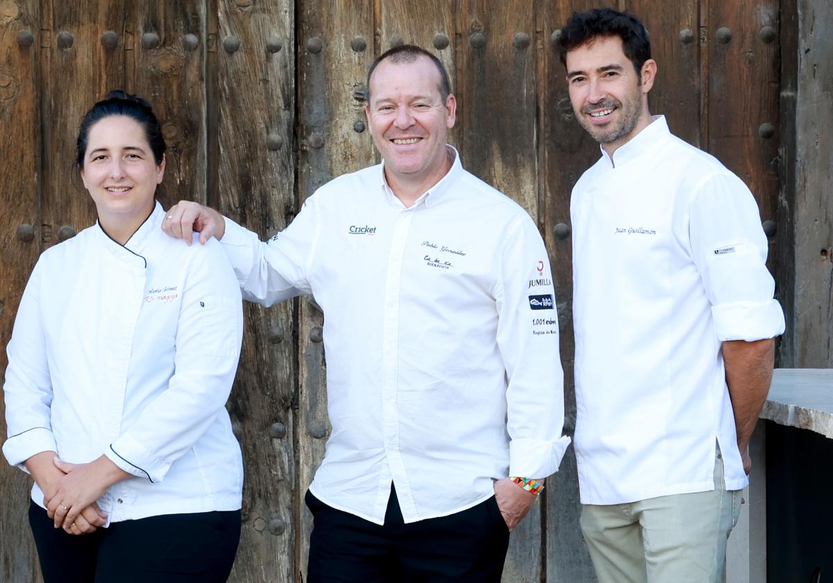 Los cocineros de la Región de Murcia con estrella Michelin: María Gómez, Pablo González (dos insignias) y Juan Guillamón.