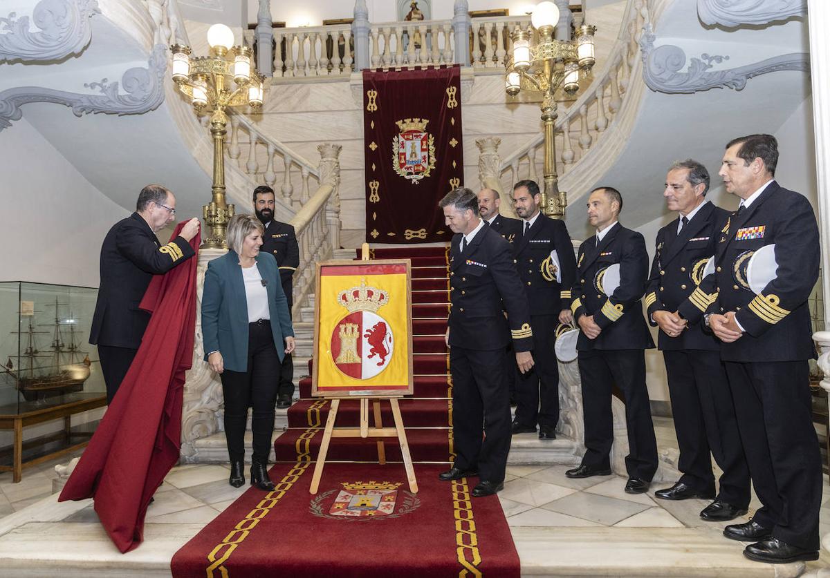 El almirante De la Puente, la alcaldesa y el comandante descubren la reproducción de la bandera de combate de 1889.