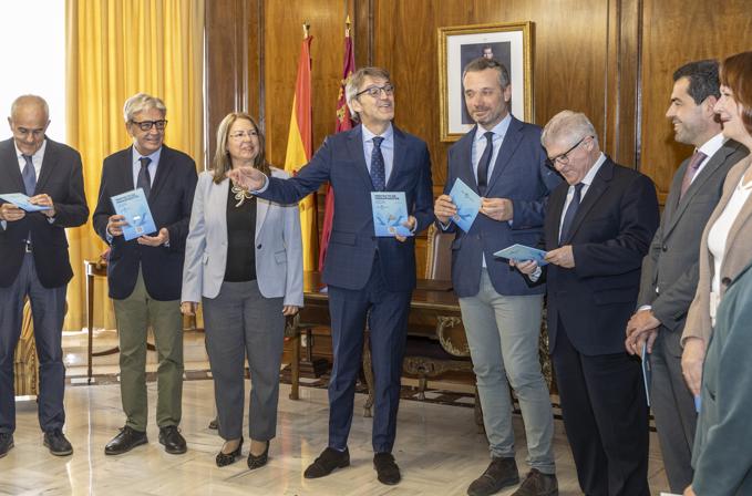 El consejero Marín presenta el proyecto de Presupuestos a los portavoces parlamentarios.