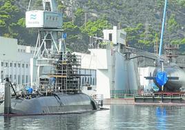 El 'Isaac Peral', en primer término, y el 'Galerna', futuro y presente del Arma Submarina, en el astillero de Cartagena, hace dos años.