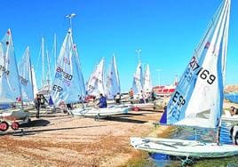 Embarcaciones preparadas para competir en la playa de La Llana.