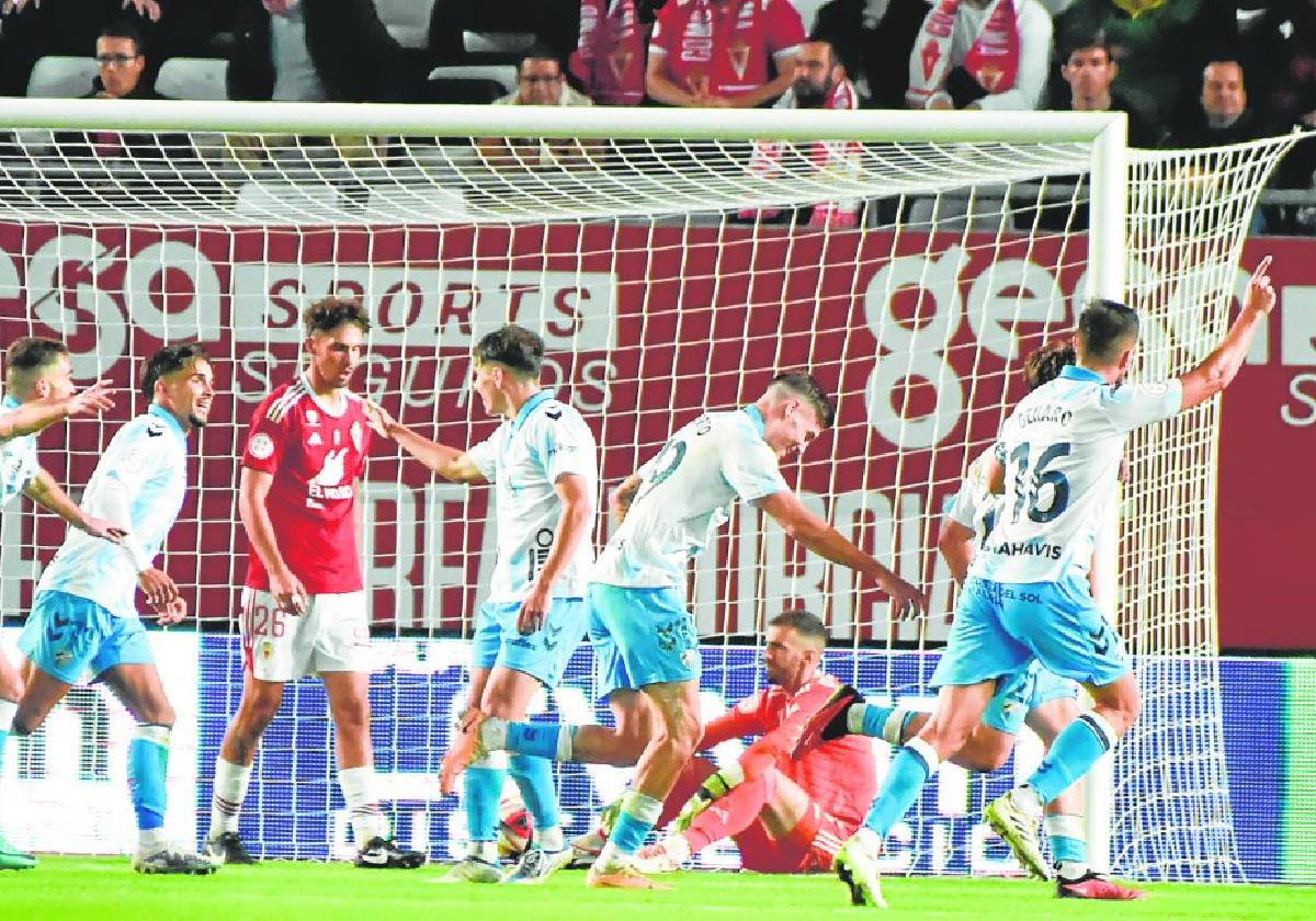 Andrés Carmona y Manu García lamentan entre varios rivales uno de los goles encajados por el Real Murcia ante el Málaga, el pasado domingo.