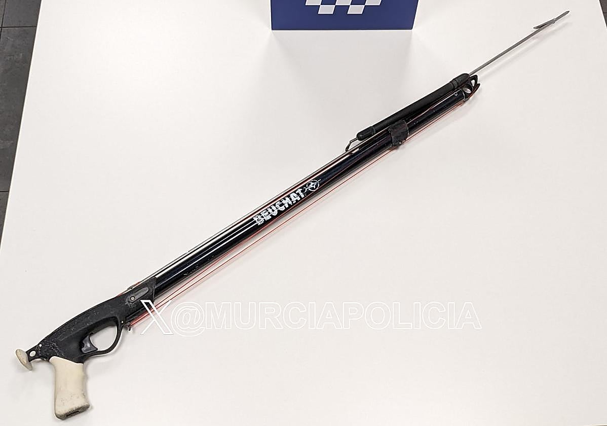 Arpón hallado por los agentes en el vehículo inspeccionado.