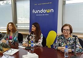La concejala de Mujer, Políticas de Conciliación y Mayores del Ayuntamiento de Murcia, Ascensión Carreño; la directora general de Personas con Discapacidad, Miriam Pérez; y la presidenta de la entidad, Rosario Peñalver.