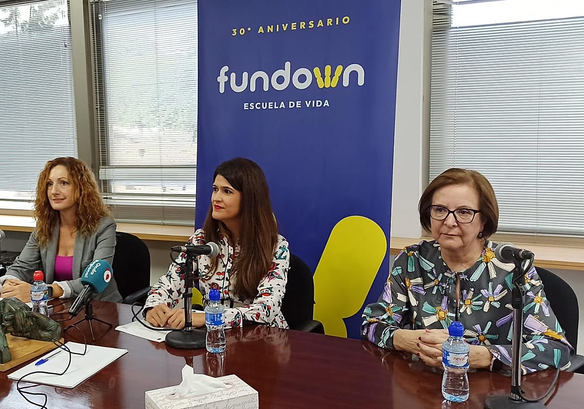 La concejala de Mujer, Políticas de Conciliación y Mayores del Ayuntamiento de Murcia, Ascensión Carreño; la directora general de Personas con Discapacidad, Miriam Pérez; y la presidenta de la entidad, Rosario Peñalver.