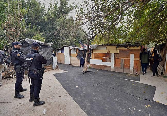 Parcela colindante a la desalojada, en la que no se pudo actuar, y que cuenta con diversos chamizos.