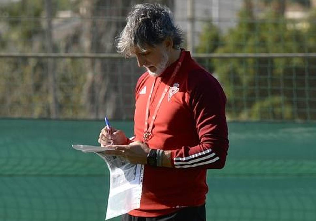 Pablo Alfaro, entrenador de Real Murcia, toma notas durante un entrenamiento.