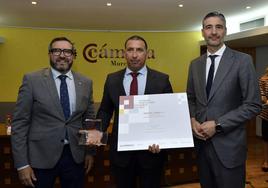 Miguel López Abad, Joaquín Vicente Fernández, CEO de Orvipal, y Carlos Mendoza, de Banco Santander.