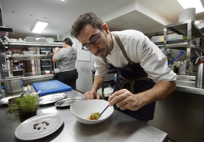 Juan Guillamón, en la cocina de su restaurante AlmaMater, que consolida la estrella Michelin recibida el año pasado.