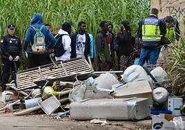 Los agentes identifican a algunos de los moradores del enclave.