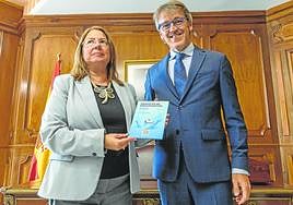 Marín entrega el proyecto a la presidenta de la Asamblea, Visitación Martínez, ayer.