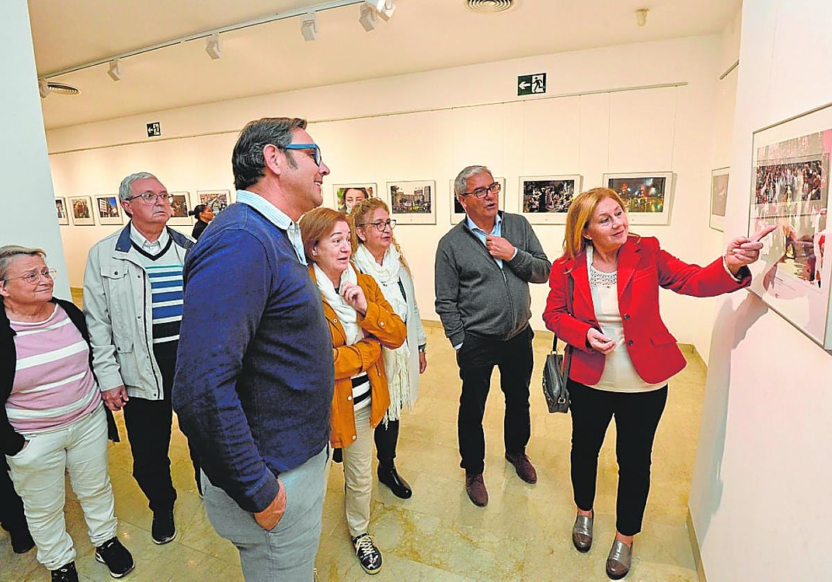 El fotoperiodista archenero Marcial Guillén, de EFE, en una visita guiada en Santomera.