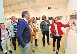 El fotoperiodista archenero Marcial Guillén, de EFE, en una visita guiada en Santomera.