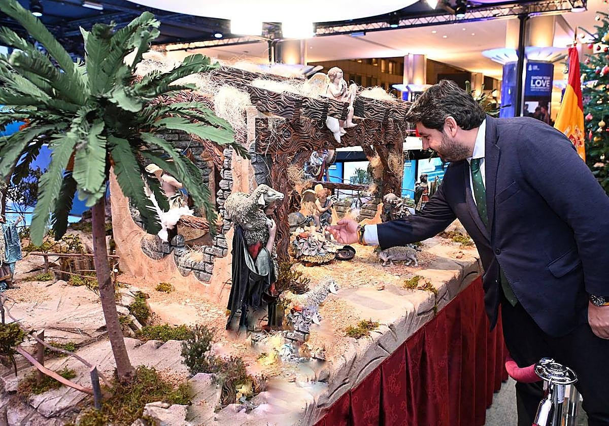 López Miras junto al belén que se encuentra instalado en la sede del Parlamento Europeo, en Bruselas.