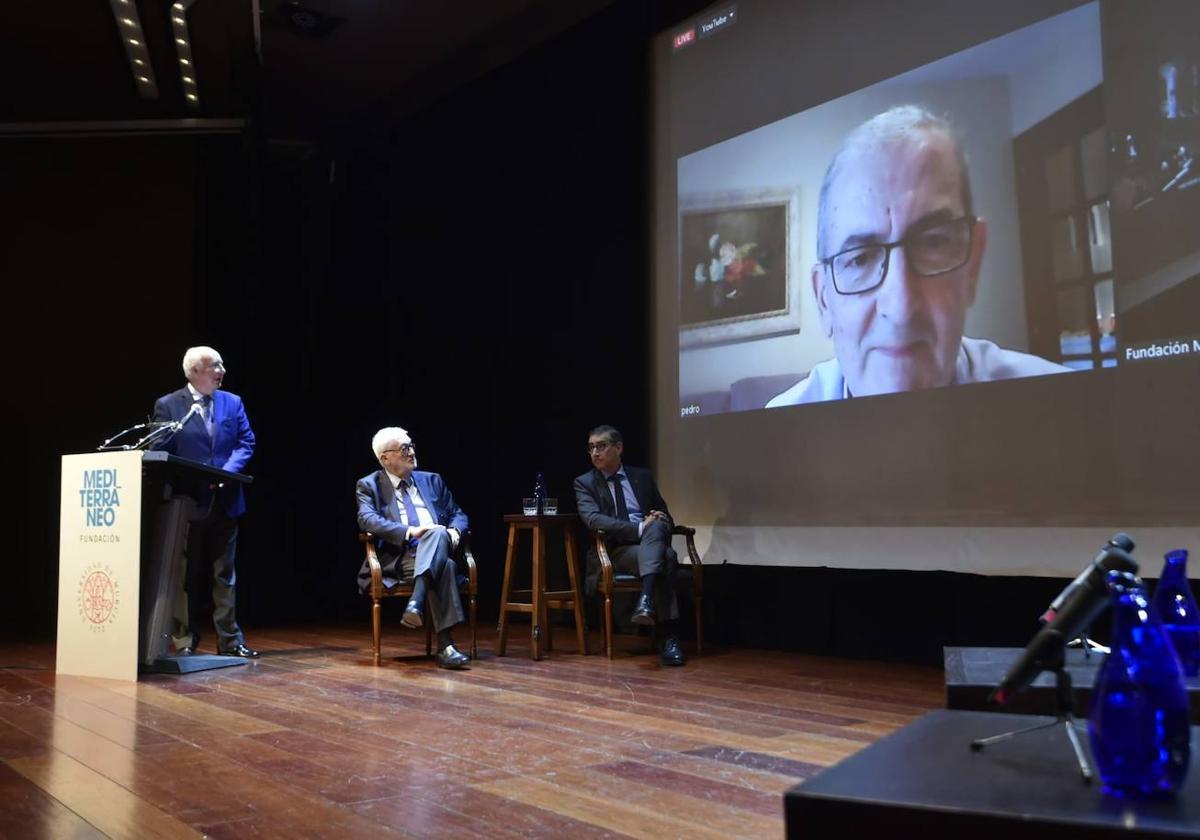 Pedro Calatrava, ganador del I Premio de Novela Fundación Mediterráneo, vía telemática.