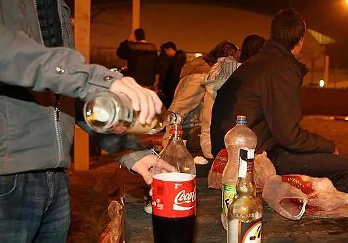 Un grupo de jóvenes hace botellón, en imagen de archivo.