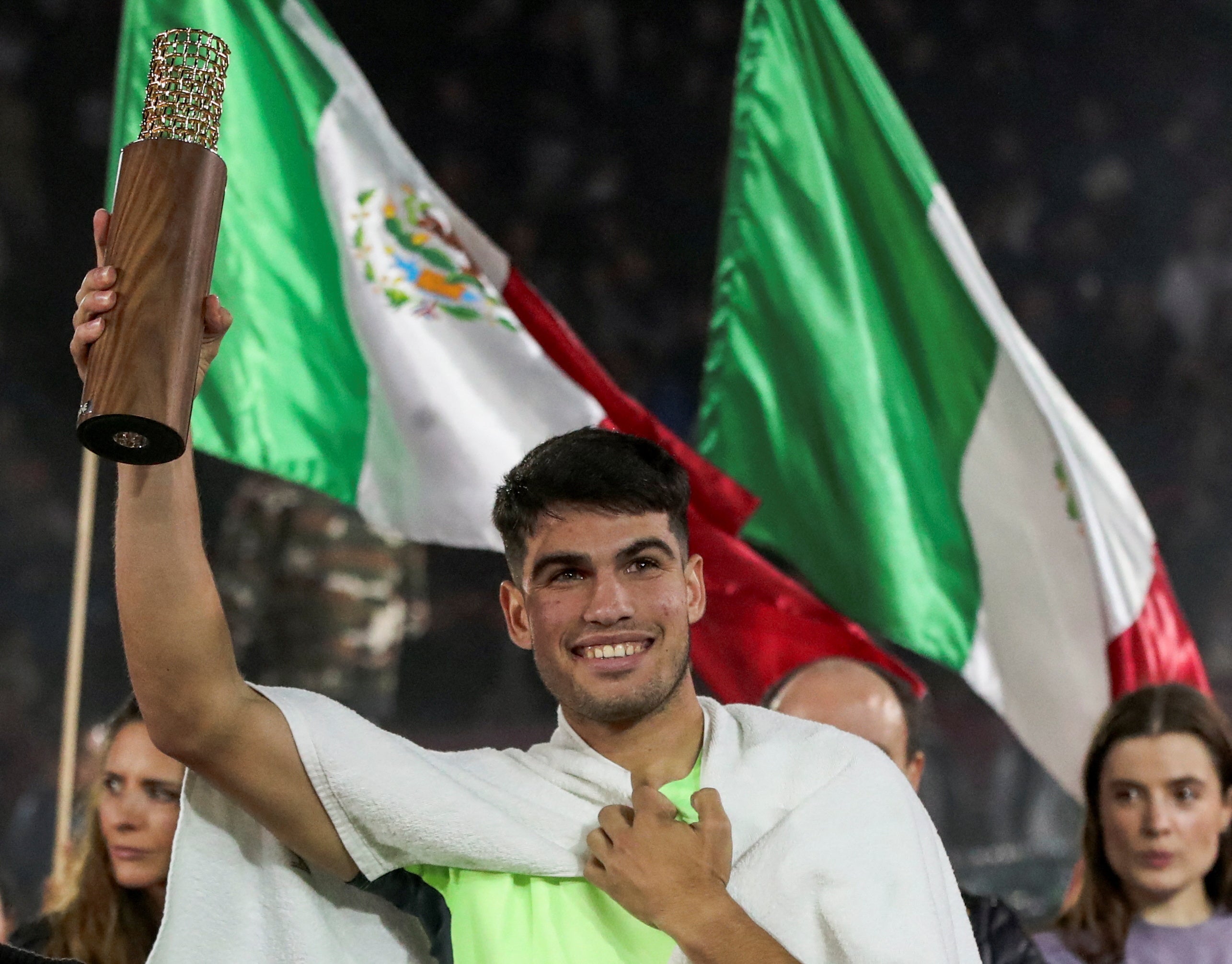 Alcaraz en el partido de exhibición contra Tommy Paul, en imágenes