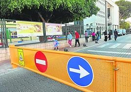 Acceso cortado a uno de los centros educativos.