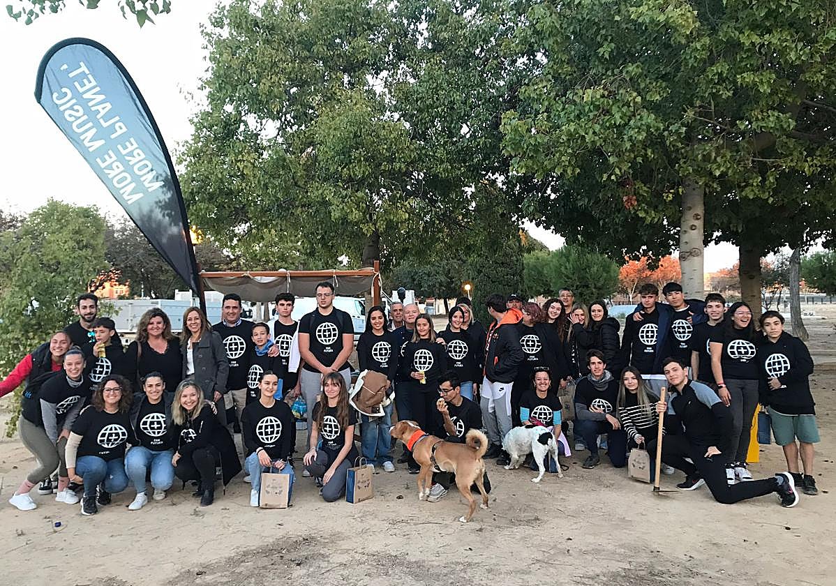 Alumnos voluntarios de los institutos de San Javier después de plantar los árboles, ayer.