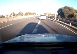 La perspicaz maniobra de una conductora para deshacerse de su acosador mientras circulaba por La Manga.