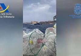 Embarcación en la costa de Águilas con los agentes en su interior.