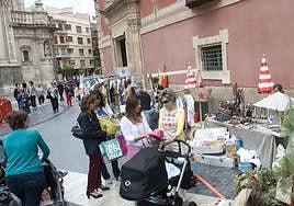 Un mercadillo en la plaza del Cardenal Belluga en una imagen de archivo.