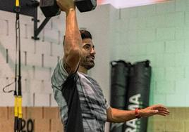 Carlos Carmona, en una imagen reciente en el gimnasio de Alicante donde se mantiene en forma.