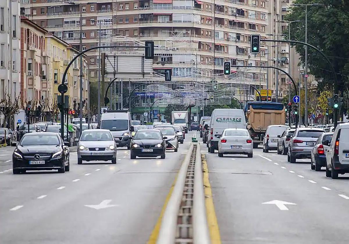 Tráfico en el centro de Murcia, en una imagen de archivo.
