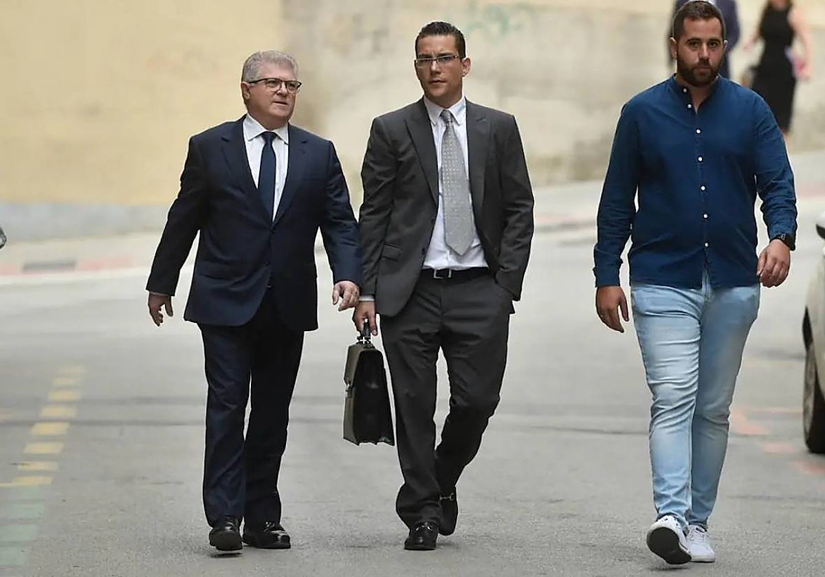 José Vélez junto a su letrado Raúl Pardo Geijo-Ruiz y el exsecretario de Organización del PSRM Jordi Arce, también investigado.