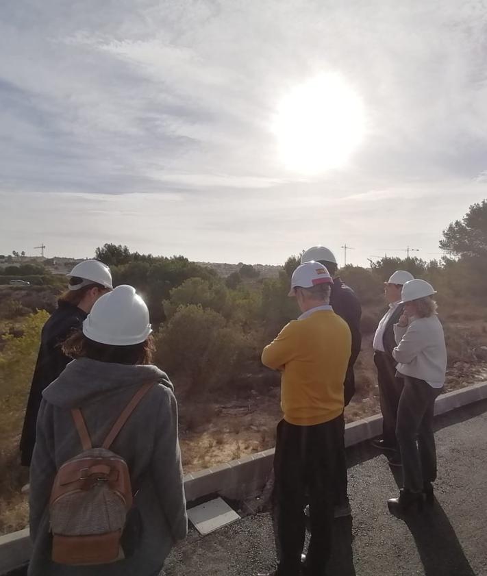 Imagen secundaria 2 - Zona de campa para el aparcamiento, lavado y almacenaje de productos para el mantenimiento de los vehículos.