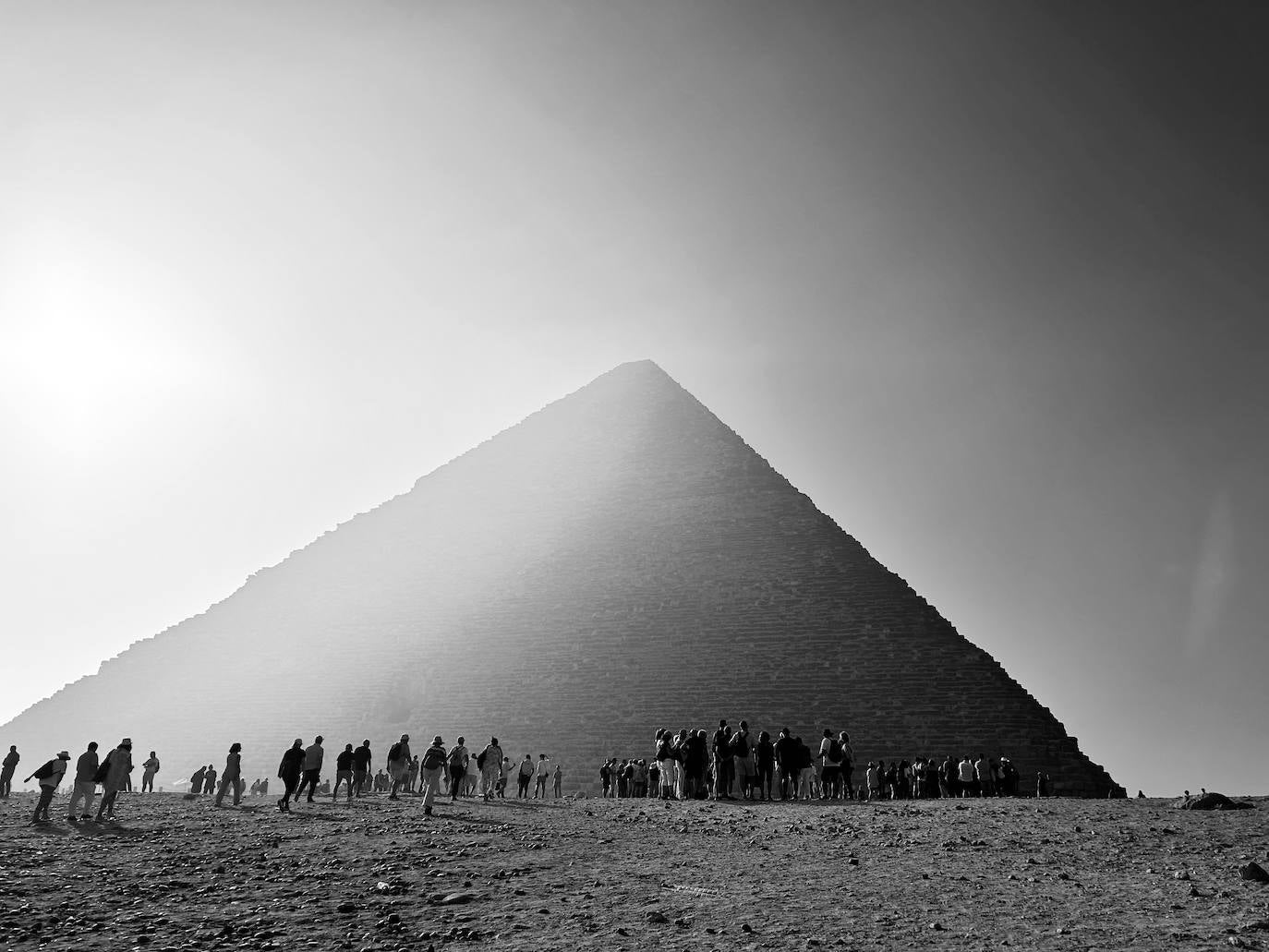 Vista de la pirámide de Keops en Guiza al amanecer.