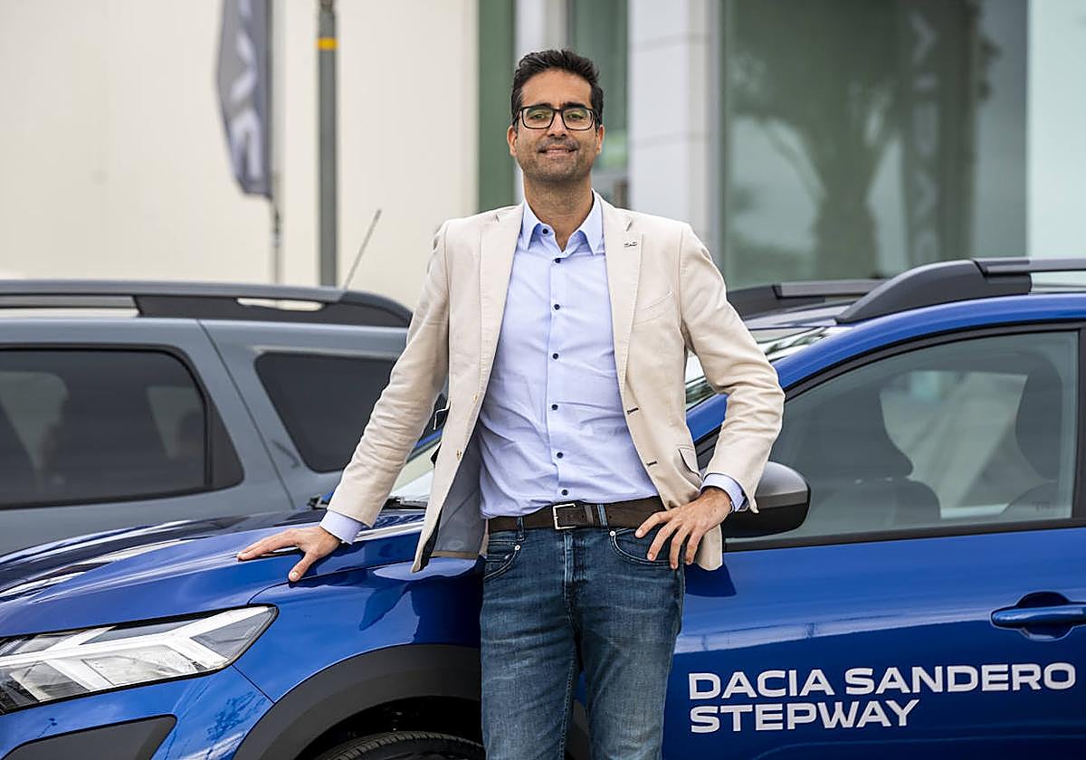 Francisco Hidalgo, en el concesionario de Dacia en Murcia.