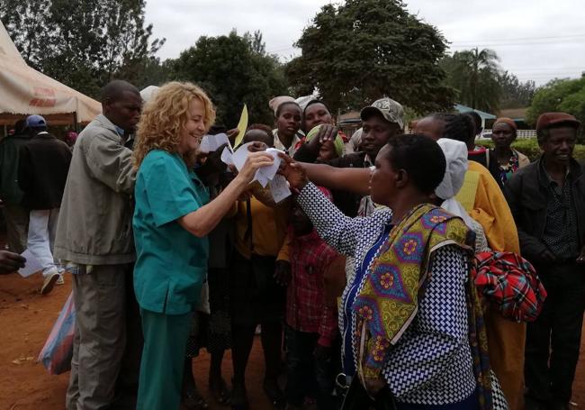 Una voluntaria de la organización en una de las campañas realizadas en el continente africano.