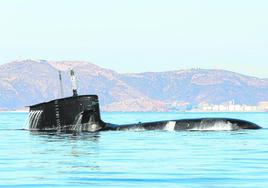 El 'Isaac Peral' emerge en una de sus últimas pruebas de inmersión, en aguas de Cartagena.