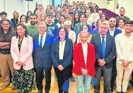 Foto de familia, en el Salón de Actos, previa a la reunión.