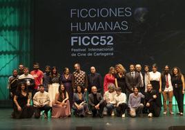 Foto de familia de los premiados en el FICC52, este sábado, en el Auditorio El Batel de Cartagena.