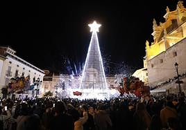 Momento del encendido del gran árbol de Navidad en la plaza de España ante el Ayuntamiento.