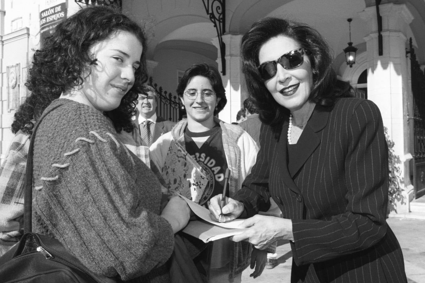 La actriz firma autógrafos a unas jóvenes a las puertas del Romea en 1997.