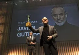 El actor Javier Gutiérrez alza su Premio FICC52 por su excelente trayectoria.