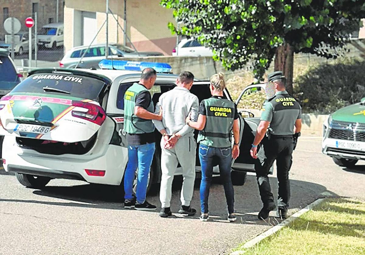 Dos agentes detienen al supuesto pederasta en Lérida, tras una laboriosa investigación.