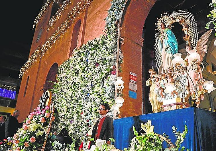 Hasta un centenar de asociaciones brindaron sus flores y tapizaron la fachada para honrar a la Patrona torrevejense.