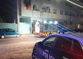 Bomberos y Policía en el lugar del incendio.