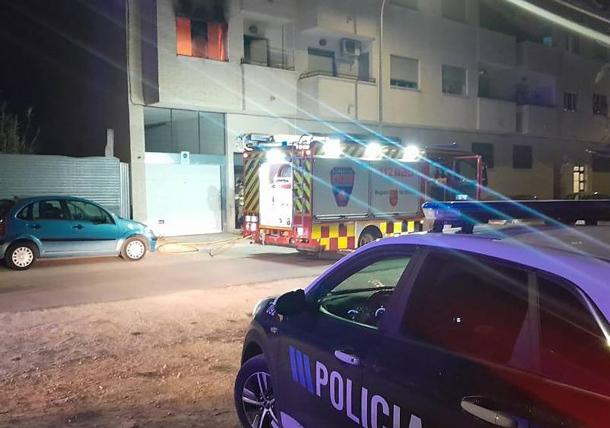 Bomberos y Policía en el lugar del incendio.