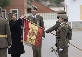 La alcaldesa impone el corbatín de la Medalla de Oro en el Estandarte.