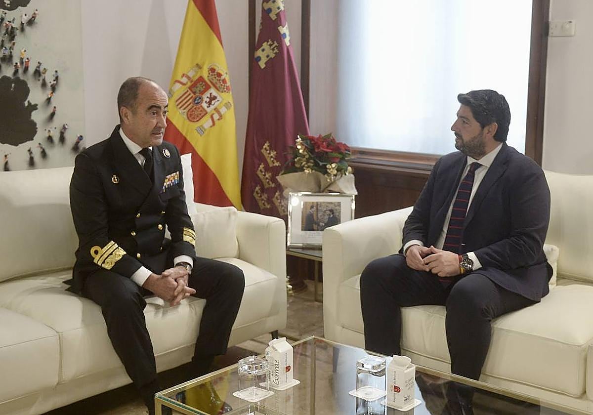 Alfonso Delgado Moreno, jefe de la Fuerza de Acción Marítima de la Armada, este lunes con el presidente de la Comunidad, Fernando López Miras.