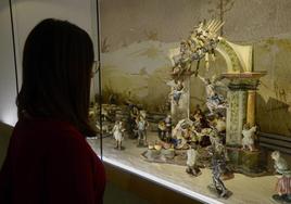 Una visitante contempla parte del Belén de Salzillo, en su ubicación actual, en el edificio anexo a la iglesia de Jesús de Murcia.