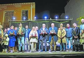 Vecinos, empresas e instituciones premiadas ayer, en el escenario de la plaza de la Marina Española.