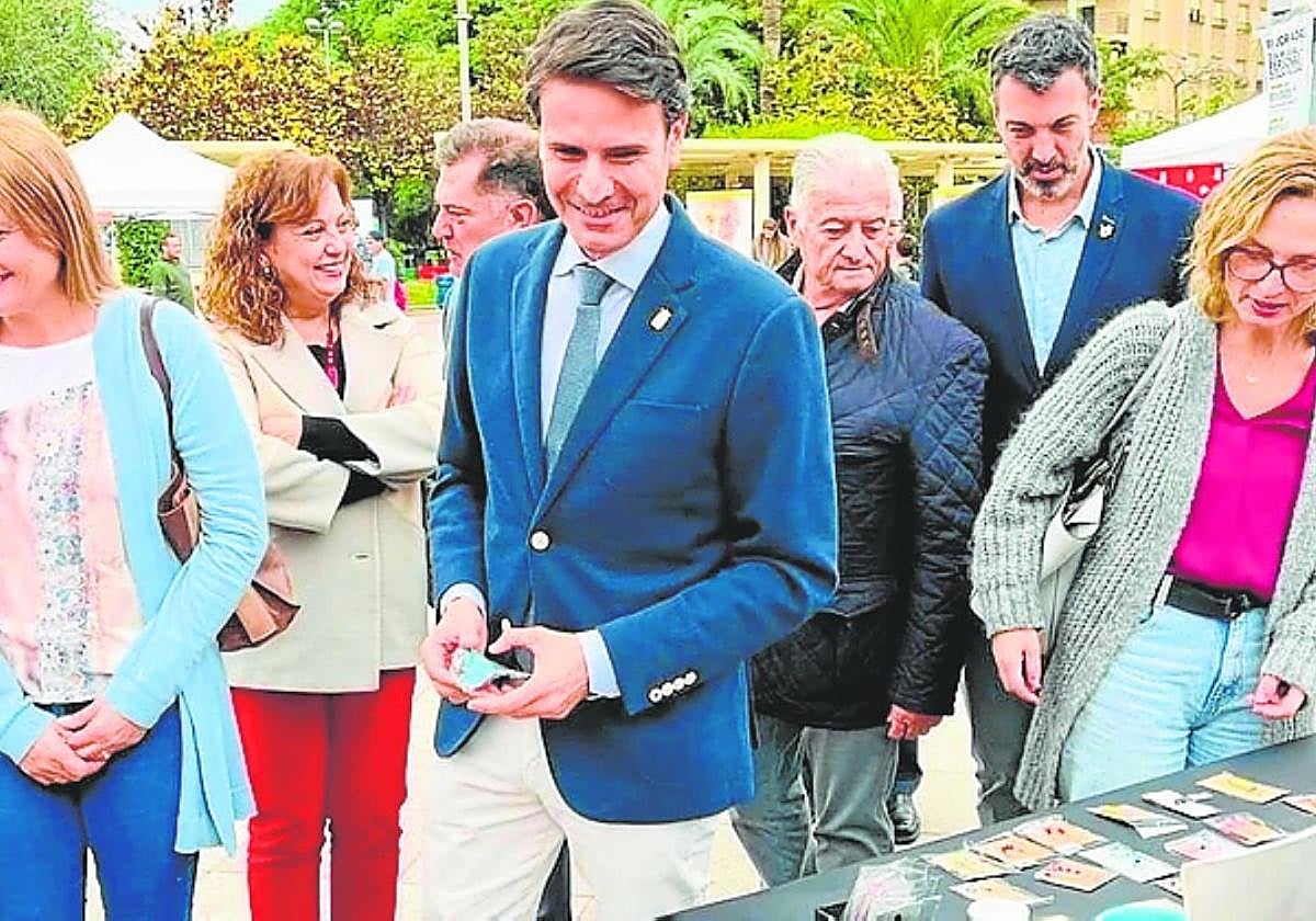El alcalde de Molina, durante su visita al expositor.