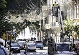 Operarios instalan luces de Navidad en la calle Calderón de la Barca, en una foto de archivo.